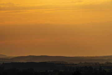 Hochstand mit Feld Wiesen und Bäumen in Oberösterreich