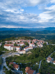 Fototapeta na wymiar Village en Slovénie, par drone