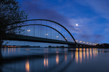 Obraz premium Ostangente, Schwabelweiser Brücke mit Mond zur blauen Stunde in Regensburg