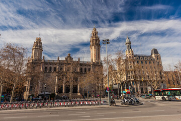 Altstadt Valencia im Sommer tagsüber mit hohen Wolken und Sonnenschein