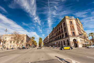 Altstadt Valencia im Sommer tagsüber mit hohen Wolken und Sonnenschein