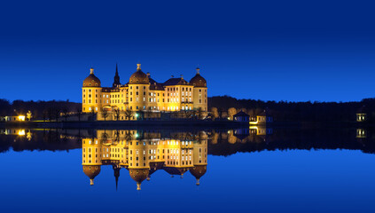 Fototapeta na wymiar Schloss Moritzburg bei Nacht