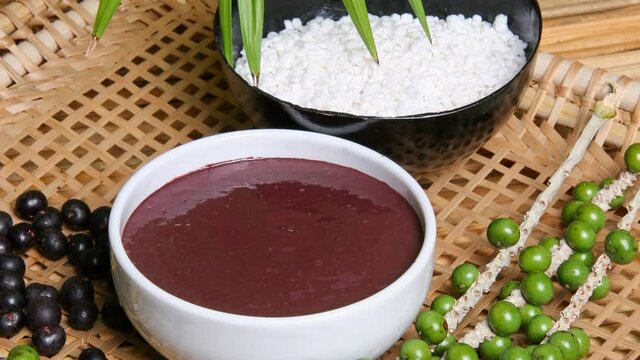 A&ccedil;a&iacute; servido na tigela com frutos e farinha