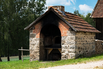 Ein alter Ofen aus der Mittelalter Zeit, auf einem Bauernhof.
