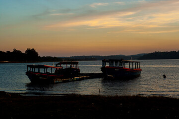 Fototapeta premium boat at sunset
