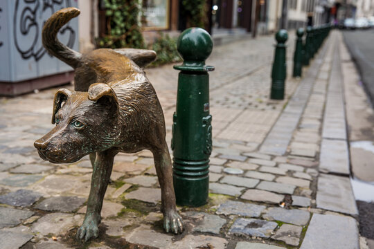 BRUSSELS, BELGIUM - MARCH, 2018: The famous Dog peeing statue called Zinneke Pis