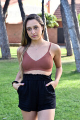 Fototapeta premium una preciosa chica rubia en un parque