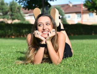 una preciosa modelo rubia con unos bonitos ojos