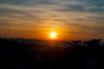 Fototapeta premium sunset, sky, sun, clouds, landscape, sunrise, orange, nature, cloud, evening, mountain, blue, sea, silhouette, light, red, dusk, beauty, view, beautiful, horizon, dawn, color, tree