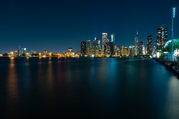 Fototapeta na wymiar Michigan lake and Chicago skyline at night