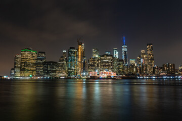 Fototapeta premium Manhattan Skyline z Brooklynu w Długiej ekspozycji