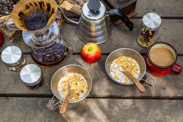 朝食シリアル　 cereal with milk outdoors (granola)