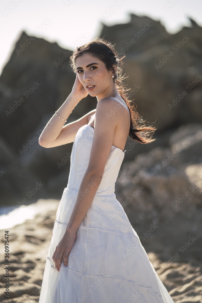 Poster Brunette caucasian bride posing during the wedding at the beach