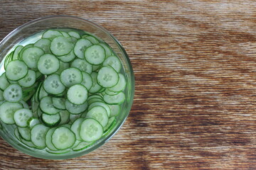 水にさらしたキュウリの輪切り