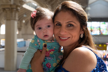 Mulher segurando criança no colo 