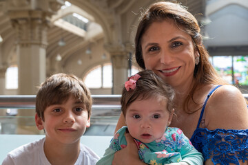 Retrato de familia com a mãe e seus filhos 