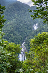 cachoeira na beira da estrada 