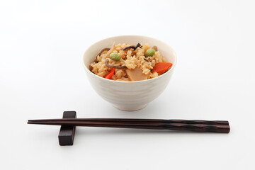 枝豆と筍の炊き込み 五目 おこわ ご飯 箸 白背景
