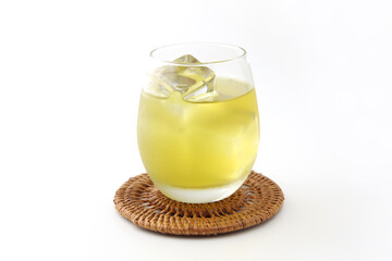 氷を入れた 冷たい 緑茶 アイス グリーンティー 白背景