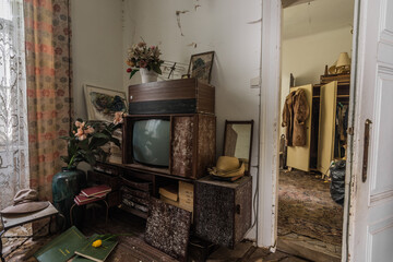 antique tv with flowers on a box