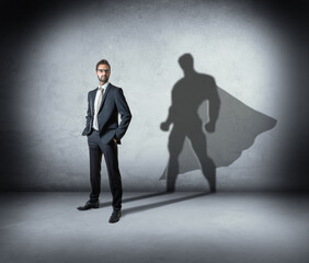 Geschäftsmann mit Superman Schatten