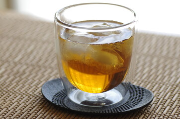 グラスに入った冷たい麦茶
