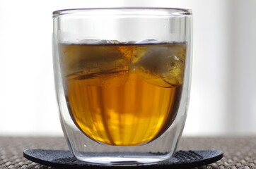 グラスに入った麦茶