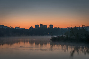 Morgennebel am Wohlensee in Bern