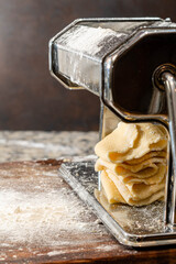 pasta fresca con masa casera y maquina de fideos