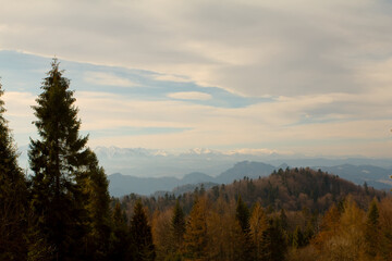 Fototapeta na wymiar jesienny krajobraz górski