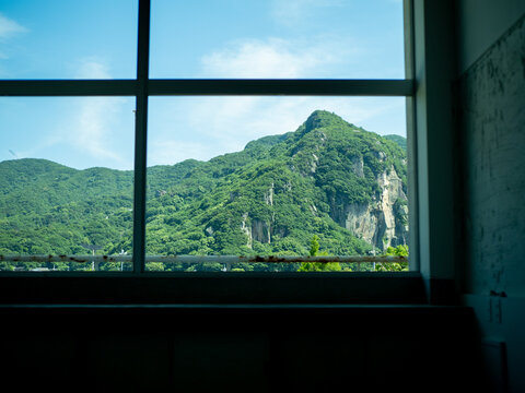 窓から見える山