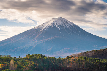 Fototapeta premium Góra aktywnego wulkanu Fujisan, najwyższa góra w Japonii w pięknym porannym widoku z jeziora Kawaguchiko w Japonii