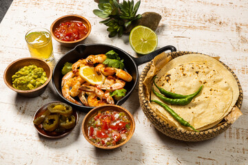 Fototapeta na wymiar タコスセット　メキシコのグルメ　Mexican food tacos