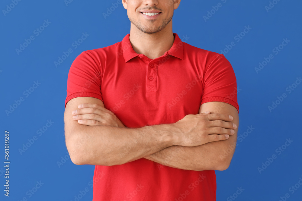 Poster Young man in stylish t-shirt on color background