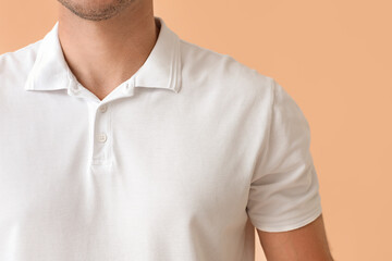 Young man in stylish t-shirt on color background, closeup