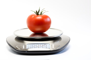 Pesando un tomate maduro