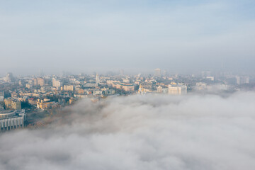 Obraz premium Aerial view of the city in the fog