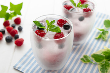 ブルーベリーとラズベリーのソーダ水