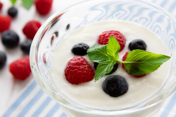 ラズベリーとブルーベリーのヨーグルト