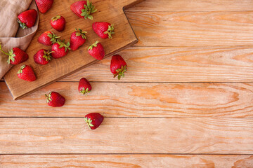 Fototapeta na wymiar Board with fresh ripe strawberry on table