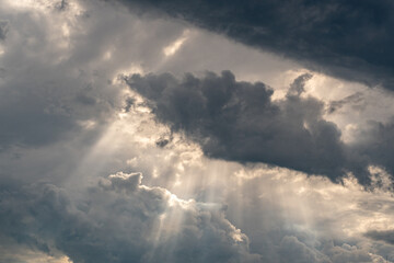 Naklejka na ściany i meble Dunkle Wolken mit Sonnenlicht vor Unwetter