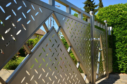 Metalltor in der Hofeinfahrt vor einem Wohnhaus