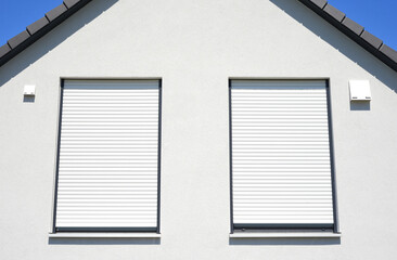 Moderne Fassadenfenster in einem neu gebauten Haus