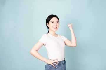 Fototapeta na wymiar A young chinese woman in front of blue background