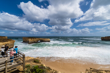 london bridge in the great ocean road