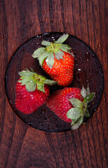 Cut kiwis and whole and sliced strawberries from close range.