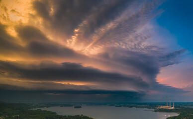 Shelf cloud ahead of severe storm approaching