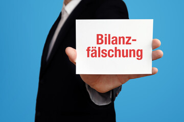 Bilanzfälschung. Geschäftsmann im Anzug hält Karte in die Kamera. Der Begriff Bilanzfälschung...
