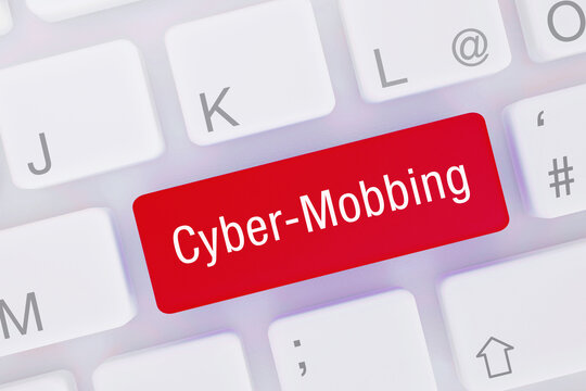 Cyber-Mobbing. Computer Tastatur von oben zeigt Taste mit Wort hervorgehoben. Software, Internet, Programm