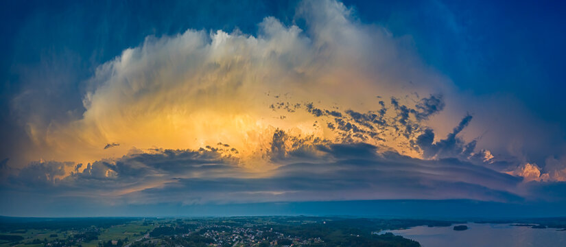 Shelf Cloud Ahead Of Severe Storm Approaching